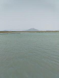 平静水域与远处山峦景色