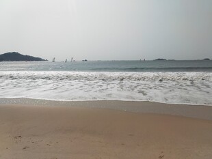 宁静海滩 海浪轻拍沙滩