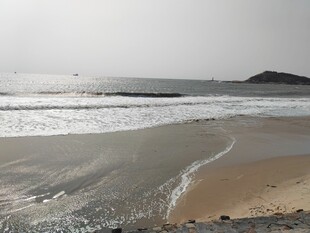 宁静海滩 海浪轻拍沙岸