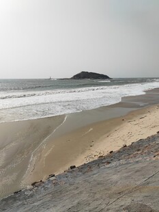 宁静海边沙滩与远处小岛