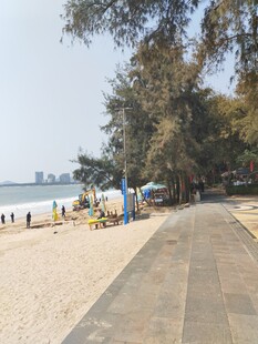 海滨步道旁的休闲沙滩