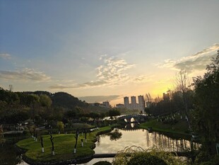 夕阳下的城市公园美景