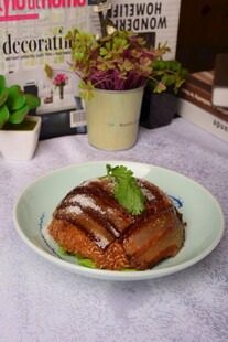 美味酱汁排骨摆盘精致