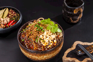 美味特色瓦罐拌粉诱人呈现