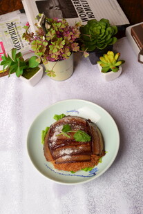 美味卤味摆于清新餐桌