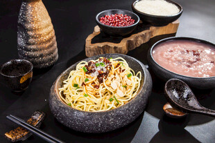 石锅美味面食与特色配菜