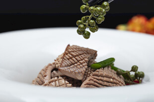 精致摆盘的特色卤味