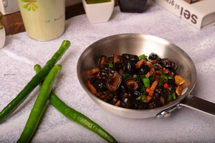 锅中美味炒菜 青椒相伴