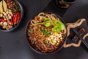 美味特色酸辣粉展现诱人色泽