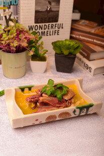 木质托盘上的多彩植物美食