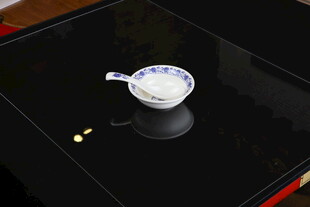 黑色台面上的白色小碗