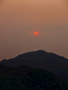 日落山峦间