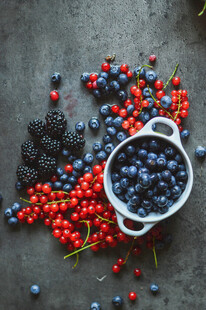 碗中浆果与散落鲜果