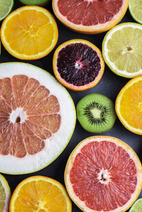 多彩缤纷的新鲜切片水果