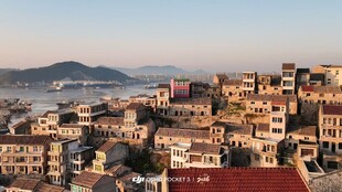 山城景致落日余晖下的建筑