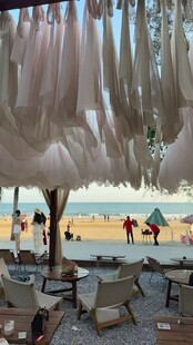 海边休闲区的舒适度假场景