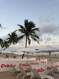 热带海滩上的休闲遮阳伞