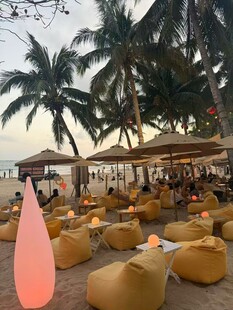 海滩休闲场景下的舒适座椅