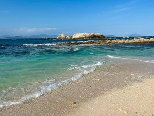 美丽海滩与清澈海水景色