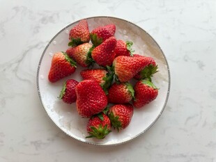 盘中新鲜草莓