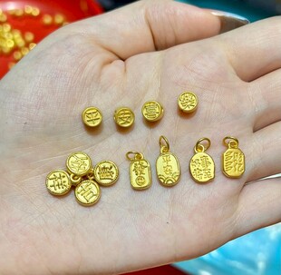 手中的精致纯金小饰品