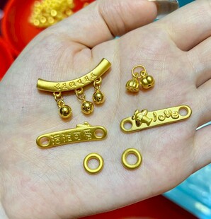 手中精致金饰展示