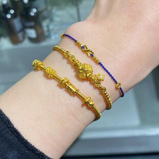 金银饰品手腕上的黄金手链