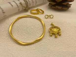 精美黄金饰品展示