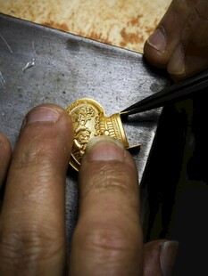 手工打造金饰细节展示