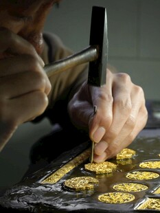 手工打造金饰的匠人