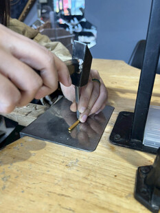 金银饰品手工打金银雕刻操作