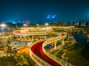城市夜景中的多彩步道景观