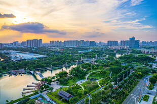 城市湖畔黄昏美丽风光