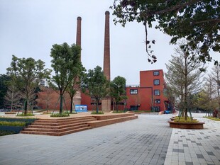 红砖建筑旁的开阔步道