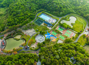 山林中的多彩休闲场地