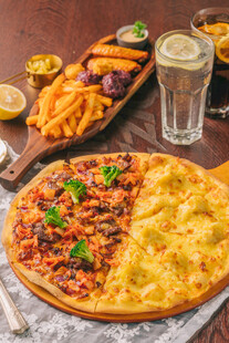 美味双拼披萨与多样小吃