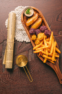 木制托盘上的多样美味小吃