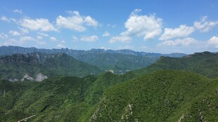 青山蓝天壮美山间景色