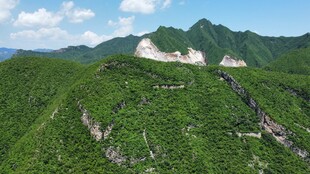 青山间的壮丽建筑景观