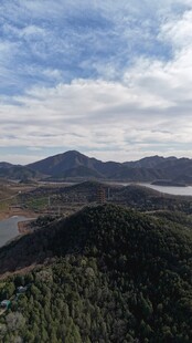 山间湖景  绿意盎然的风光