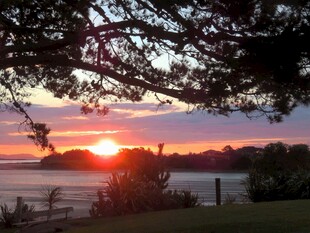 夕阳下海滨的美丽景致
