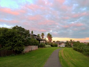 黄昏下的乡间小路美景