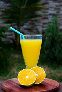 鲜榨橙汁与橙子