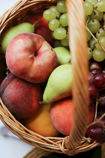 果篮里的多彩新鲜水果