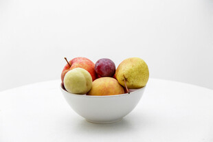 白碗中的多彩水果