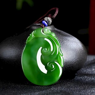 翠绿如意翡翠吊坠