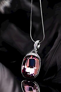 粉色宝石吊坠