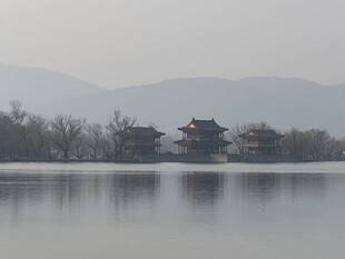 湖畔古建 山水朦胧之景