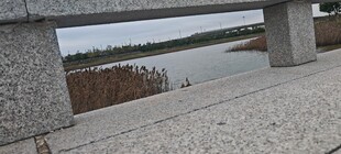 石凳旁的湖景风光