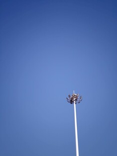 蓝天中高耸的照明灯塔